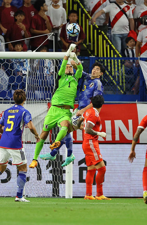 日本対ペルー　後半、パンチングをするGK中村（左）。右は谷口（撮影・上田博志）