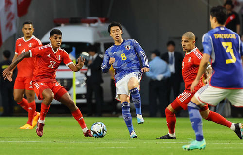 日本対ペルー　前半、パスを出す鎌田（中央）（撮影・上田博志）