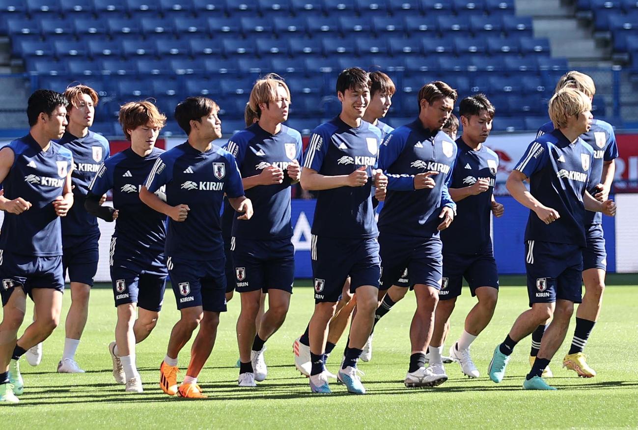 ランニングで汗を流す日本代表（2023年6月19日撮影）