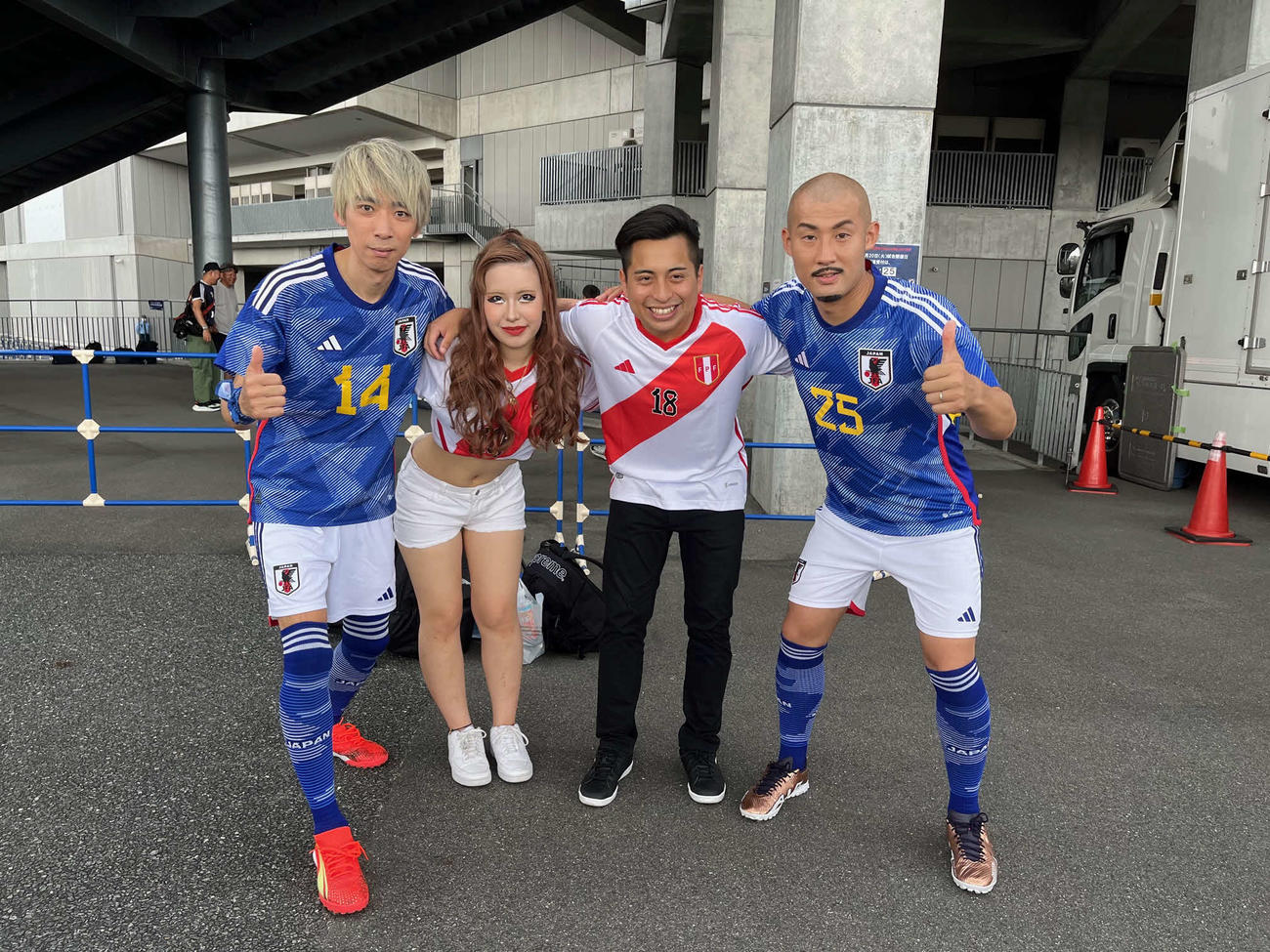 ものまねブルーの似東純也と前田大自然と写真に収まるワマニ・タケシさん（中央右）