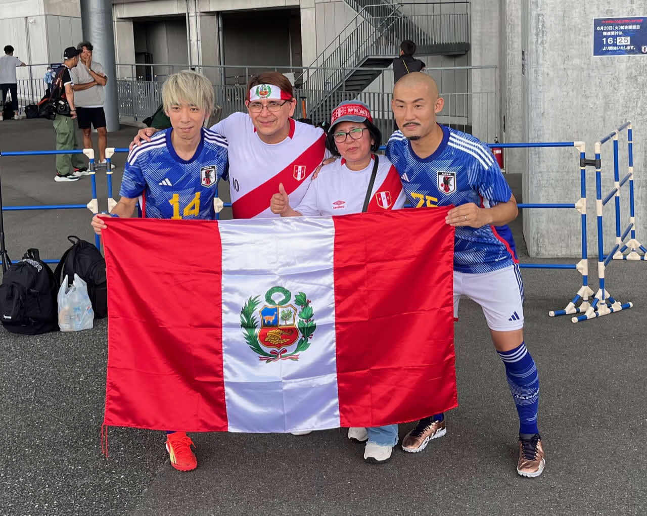 ものまねブルーの似東純也と前田大自然と写真撮影するペルーサポーター
