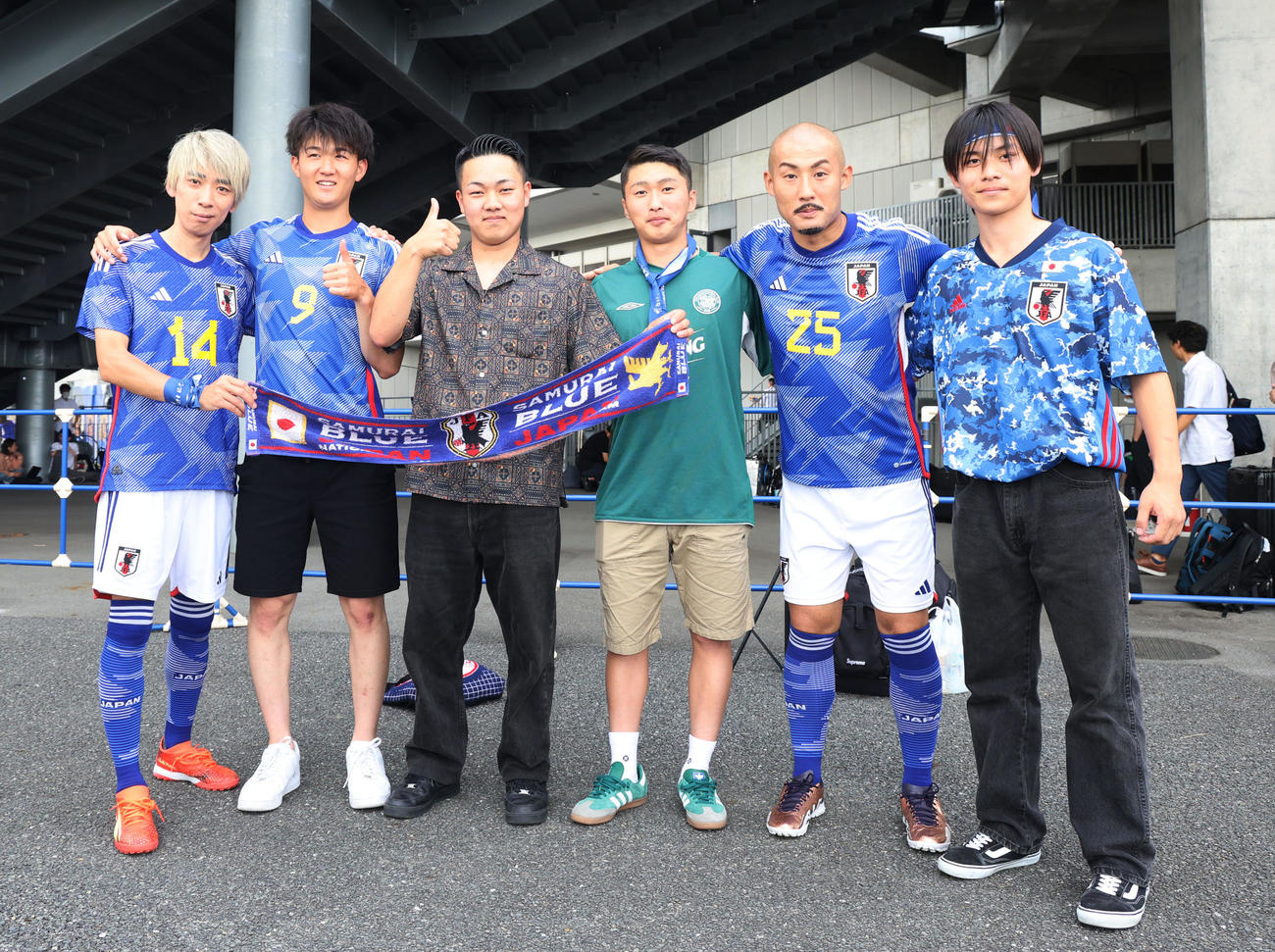 日本対ペルー　試合を前にサポーターと記念写真を撮る、ものまねブルーの似東純也（左）と前田大自然（右から2人目）（撮影・藤尾明華）
