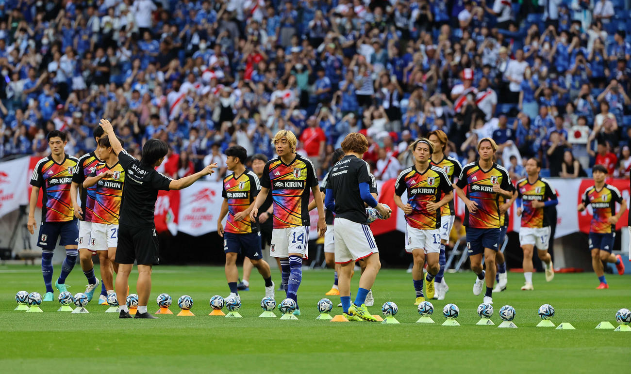 日本対ペルー　試合前のアップをする日本代表メンバー（撮影・上田博志）