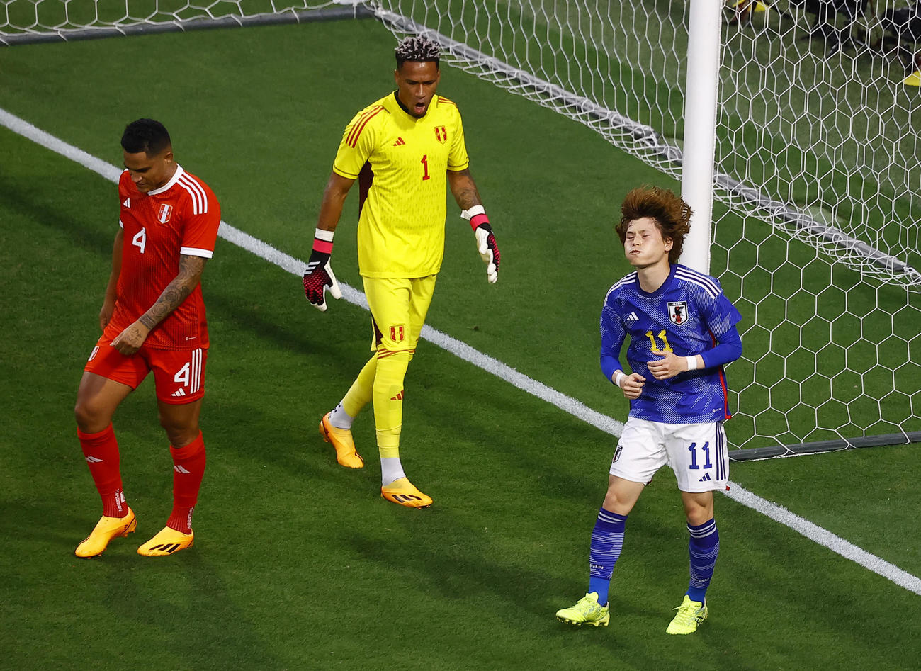 日本対ペルー　前半、ゴールを奪えず、悔しがる古橋（右）（撮影・藤尾明華）