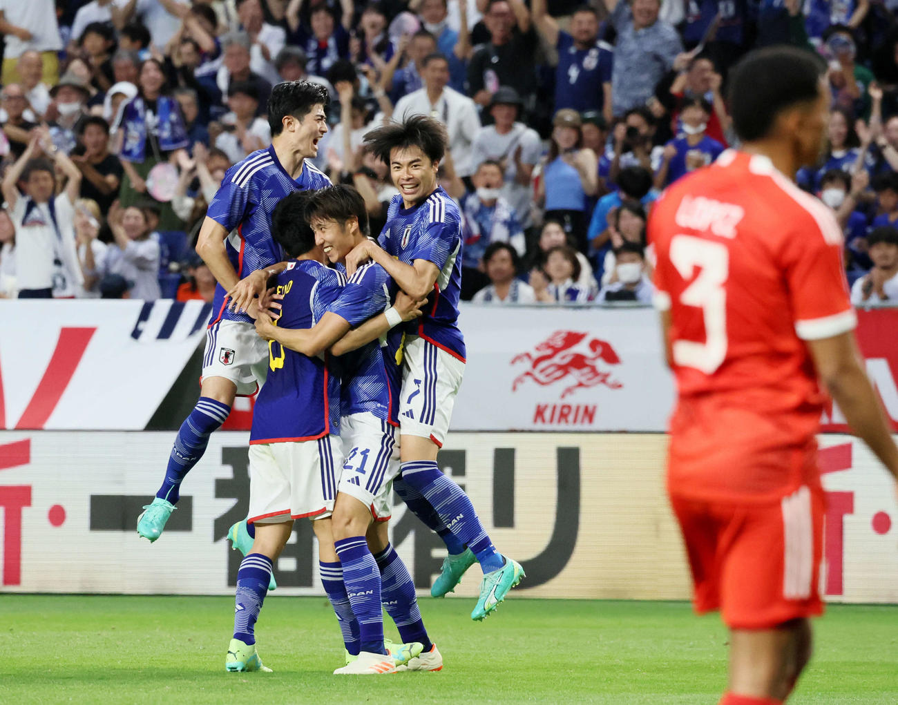日本対ペルー　前半、先制ゴールを決めた伊藤（右から2人目）は三笘（右端）、谷口（左端）らに祝福される（撮影・加藤哉）