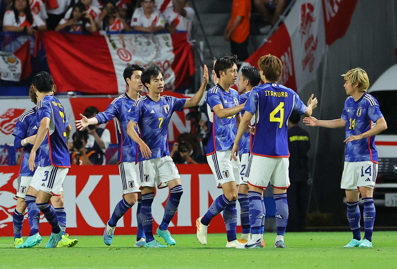 日本対ペルー　前半、追加点を奪った三笘（左から3人目）は伊藤（同4人目）らチームメートとタッチを交わす（撮影・上田博志）