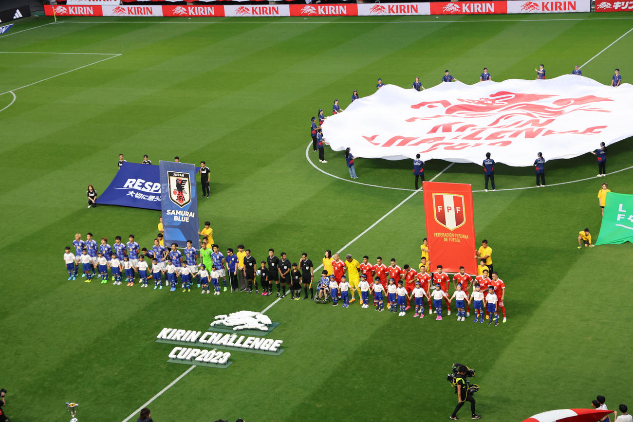 日本対ペルー　試合前、整列する日本（左）とペルーイレブン（撮影・藤尾明華）