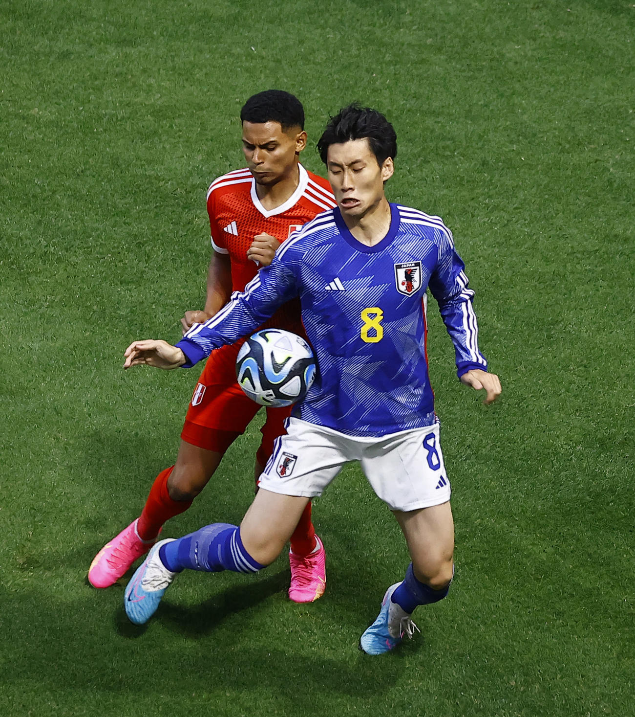 日本対ペルー　前半、相手と競り合う鎌田（右）（撮影・藤尾明華）