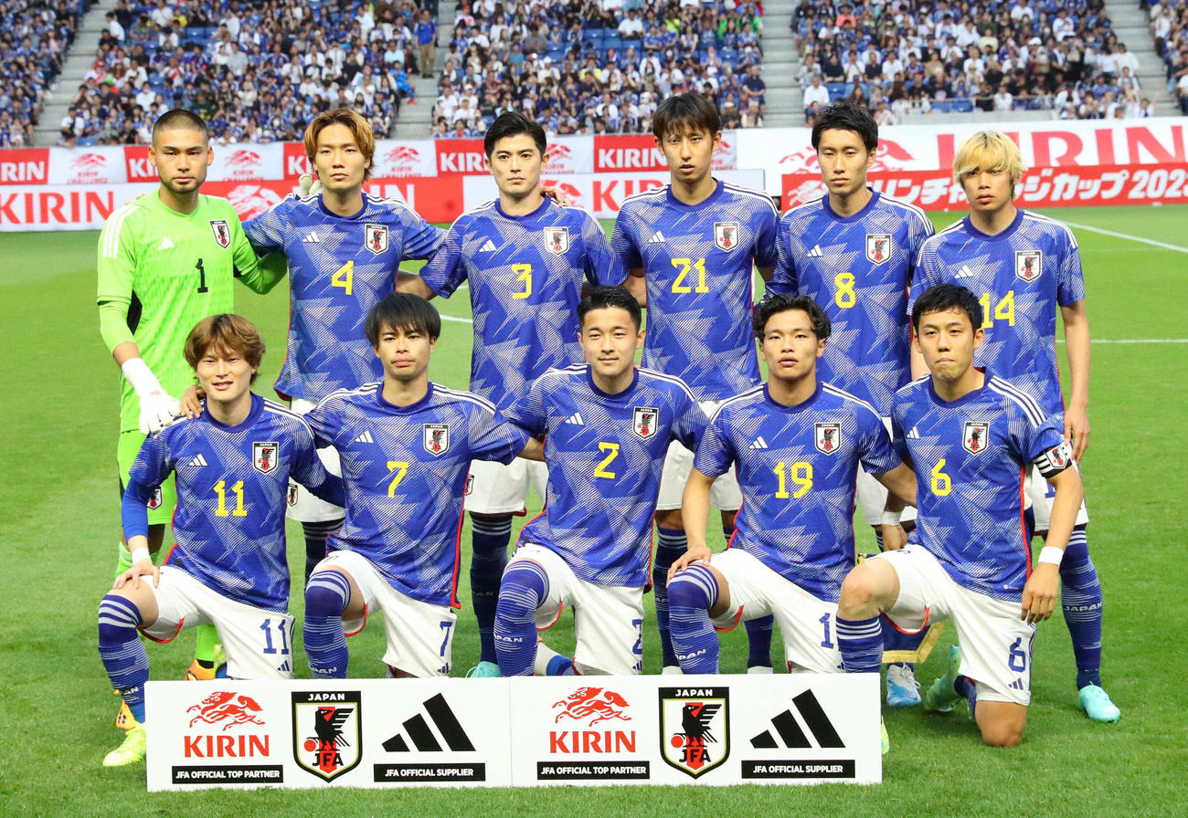 日本対ペルー　試合前、記念撮影をする日本代表の選手たち。前列左から古橋、三笘、菅原、旗手、遠藤、後列左からGK中村航、板倉、谷口、伊藤、鎌田、伊東（撮影・上田博志）