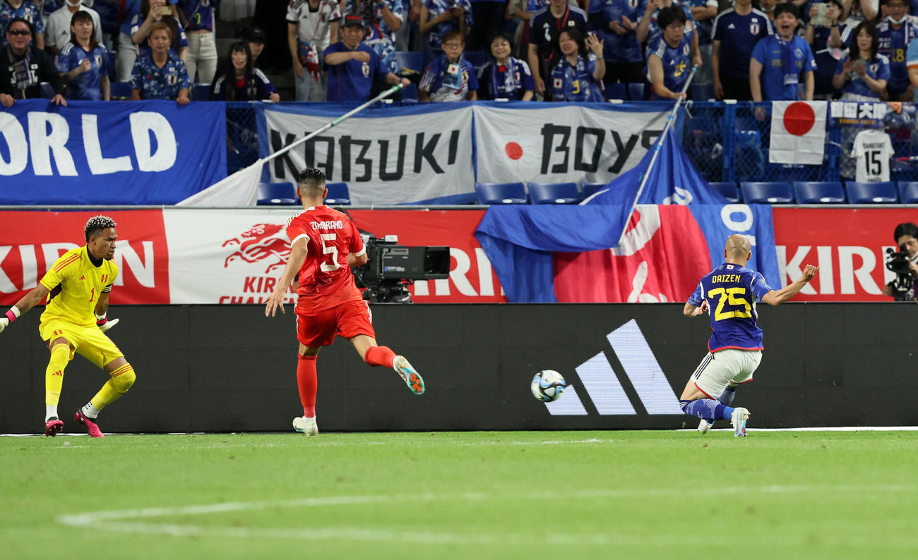 日本対ペルー　後半、チーム4点目のゴールを決める前田（右）。GKガジェセ（撮影・加藤哉）
