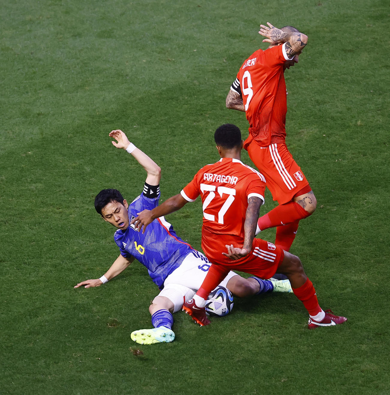 日本対ペルー　前半、相手をスライディングで止める遠藤（左）（撮影・藤尾明華）