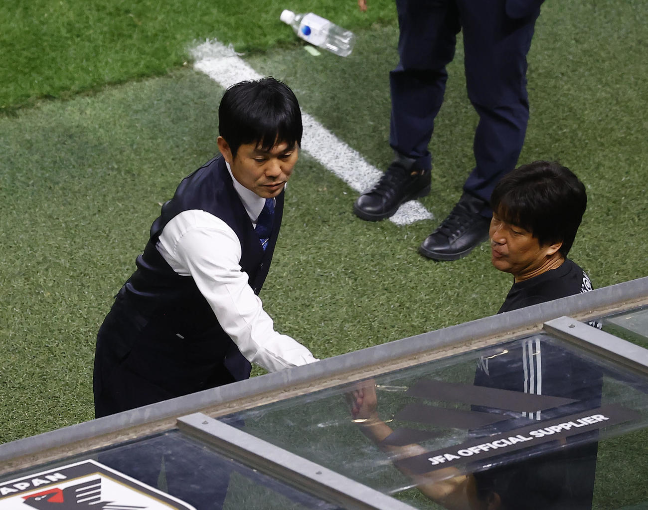 日本対ペルー　試合後、コーチ陣と握手を交わす森保監督（左）。右は名波コーチ（撮影・藤尾明華）