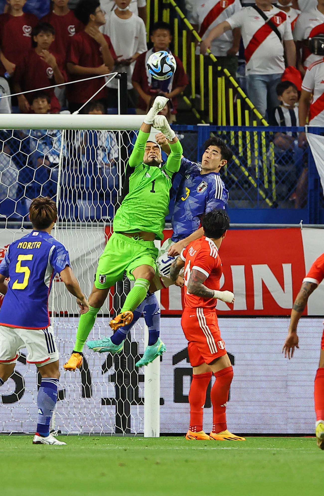日本対ペルー　後半、パンチングをするGK中村（左）。右は谷口（撮影・上田博志）