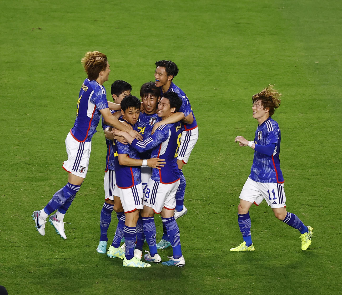 日本対ペルー　前半、先制ゴールを決め、チームメートから祝福される伊藤（中央）（撮影・藤尾明華）
