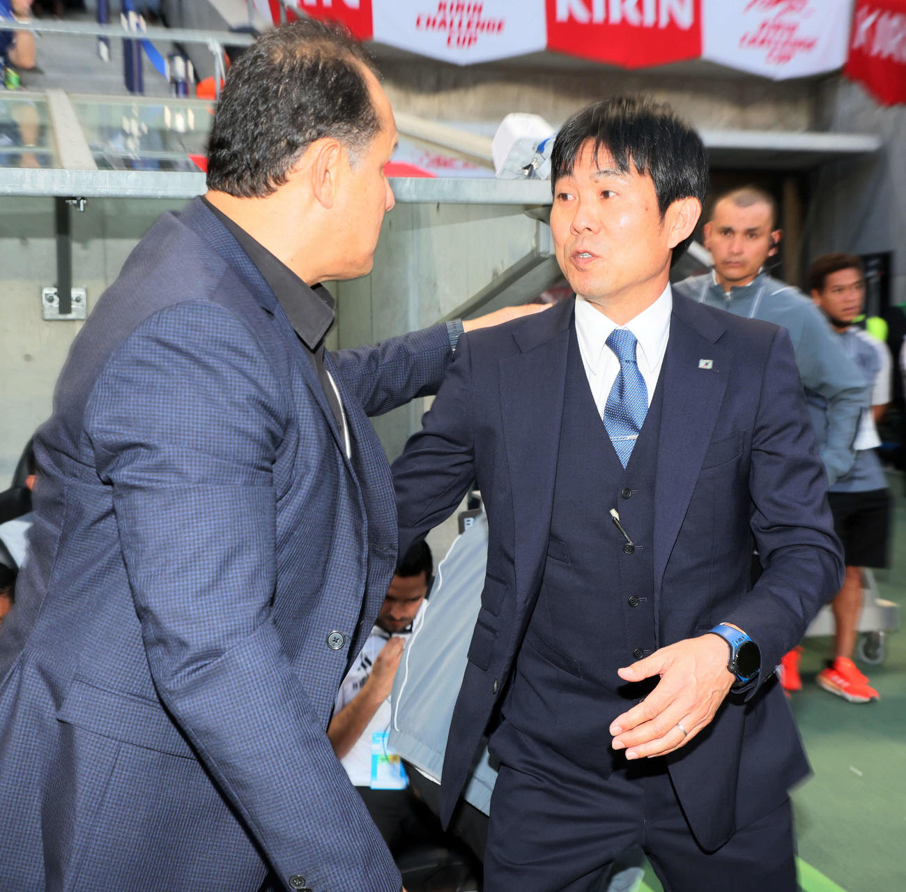 日本対ペルー　試合開始前、あいさつを交わす森保監督（右）とペルー・レイノソ監督（撮影・加藤哉）