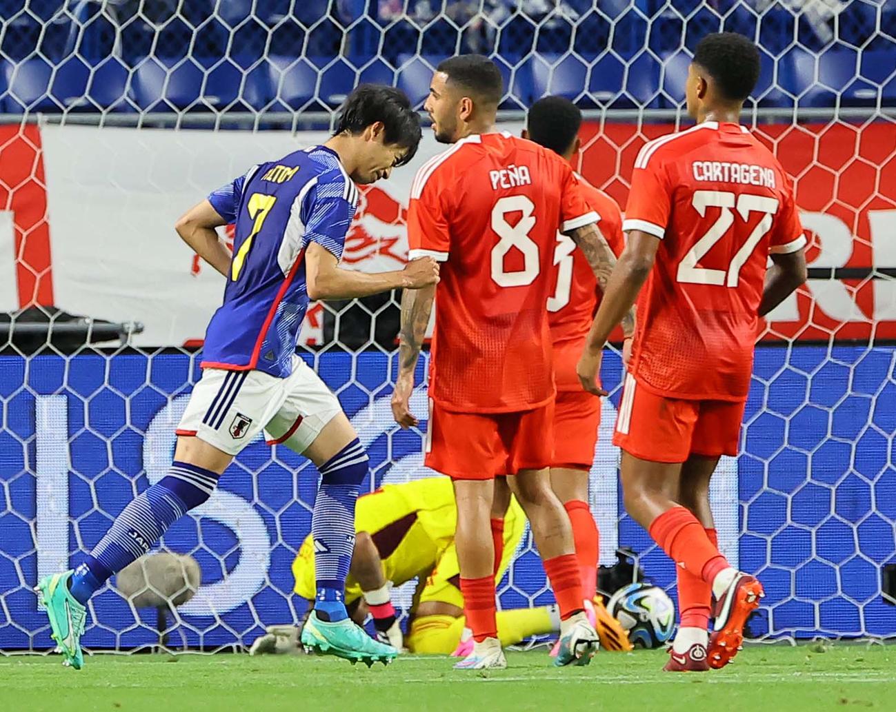 前半、追加点を決める三笘薫（撮影・上田博志）