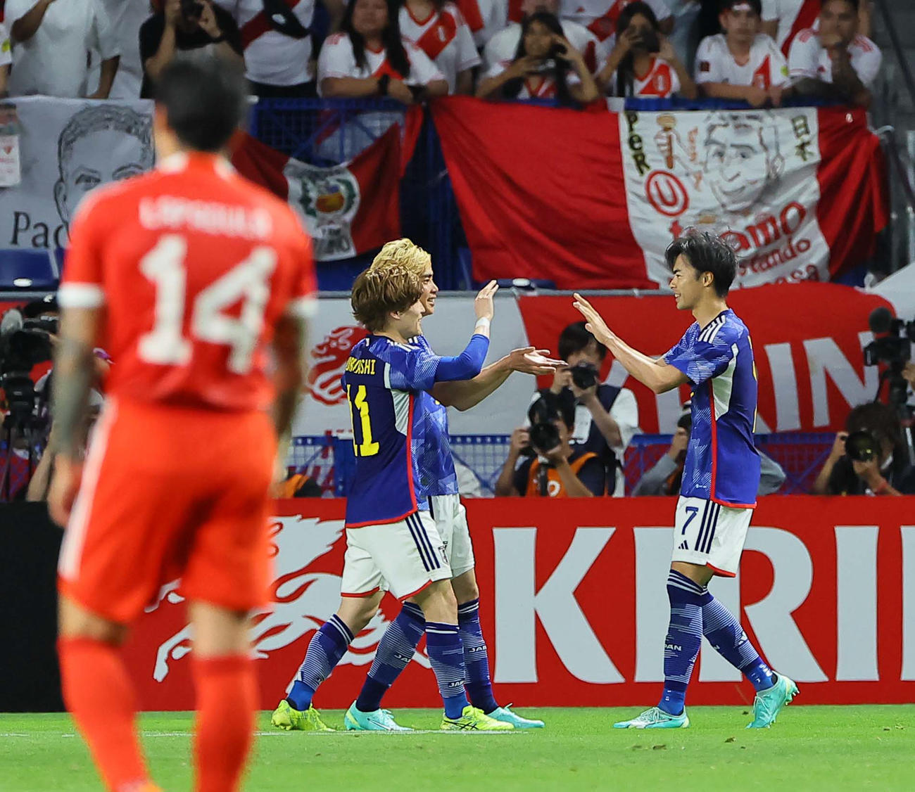 日本対ペルー　前半、ゴールを決め、古橋（中央）、伊東（後方）と喜び合う三笘（撮影・上田博志）