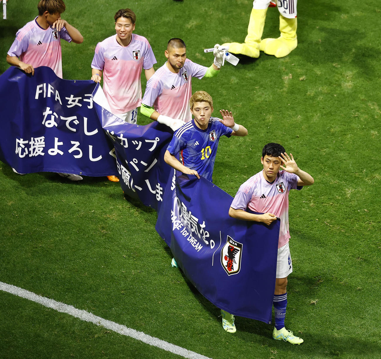 日本対ペルー　試合後、場内1周しながら女子W杯でのなでしこジャパンへの応援を呼びかける、手前から遠藤、堂安、GK中村航、浅野、守田（撮影・藤尾明華）