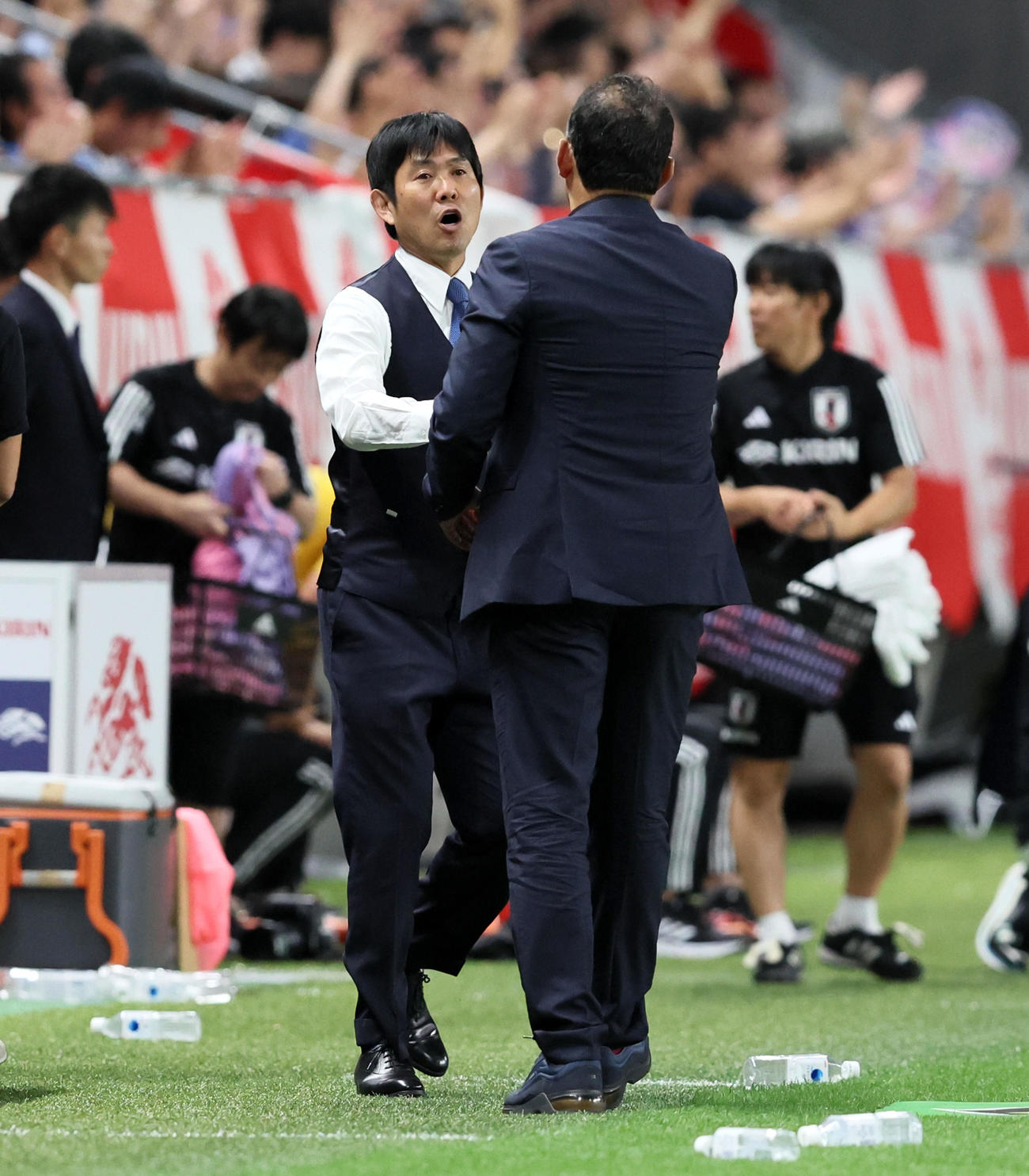 日本対ペルー　勝利した森保監督はペルーのレイノソ監督（右）と握手（撮影・加藤哉）