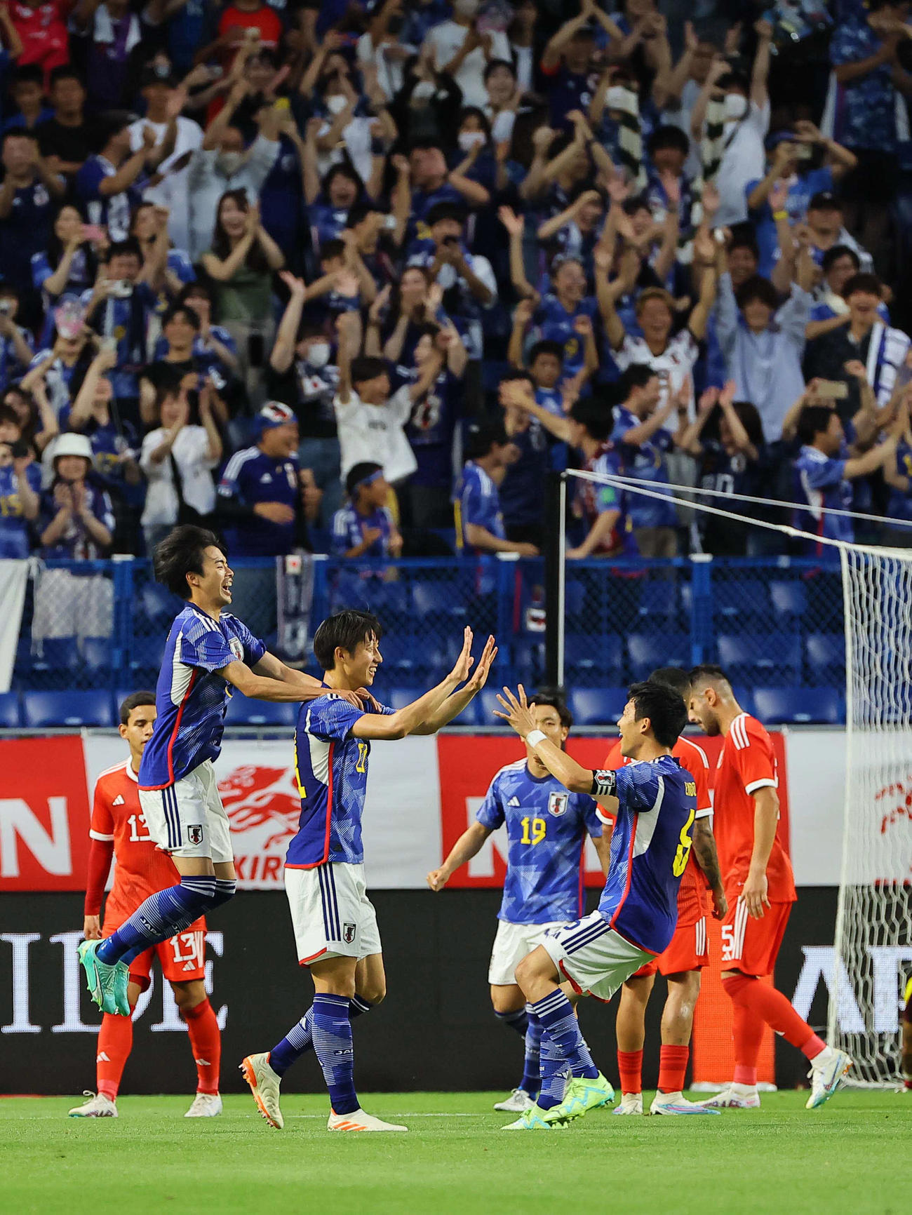 日本対ペルー　前半、先制ゴールを決め、三笘（左）、遠藤（右）と喜び合う伊藤（撮影・上田博志）