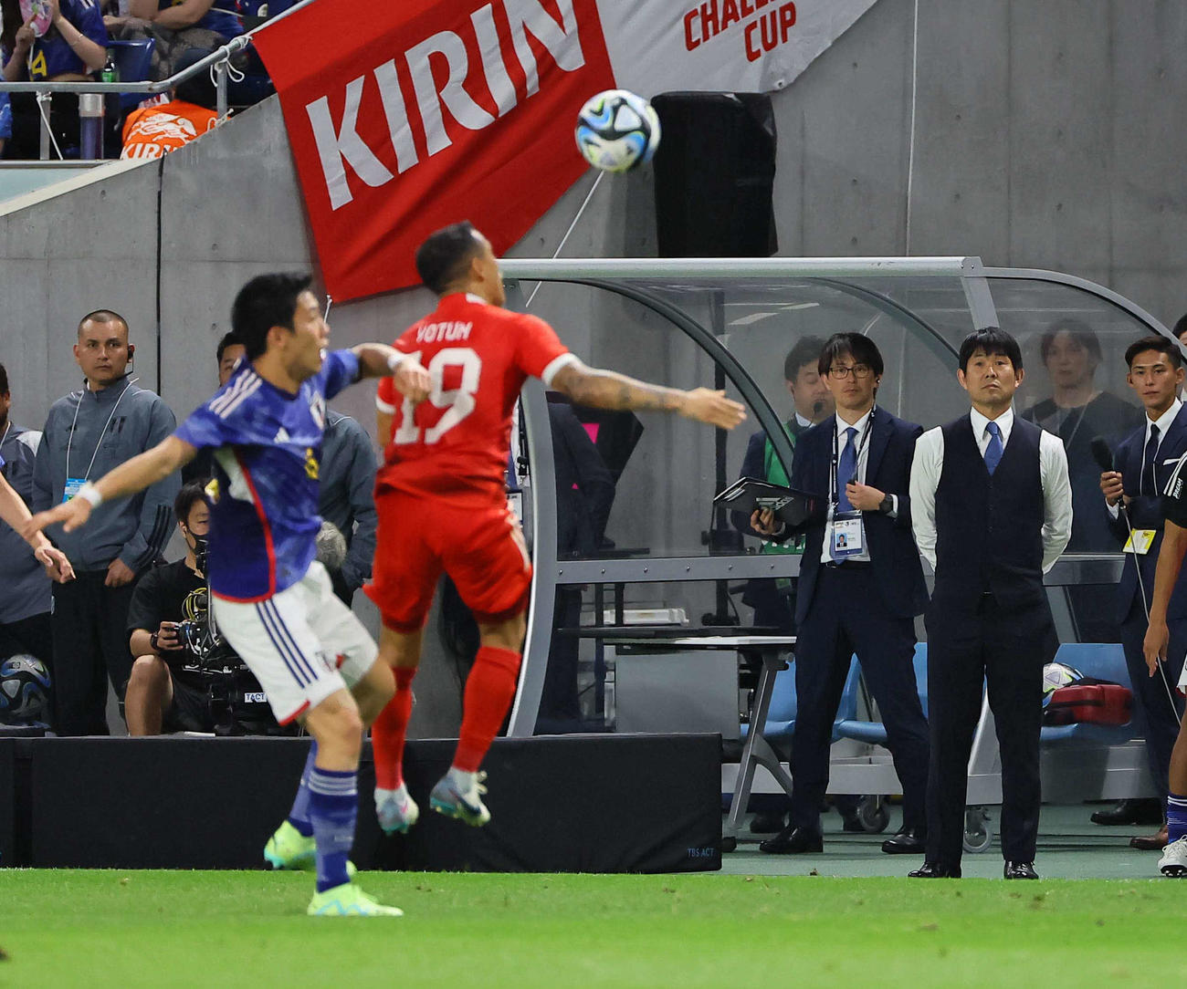 前半、戦況を見守る森保監督。手前は競り合う遠藤（撮影・上田博志）