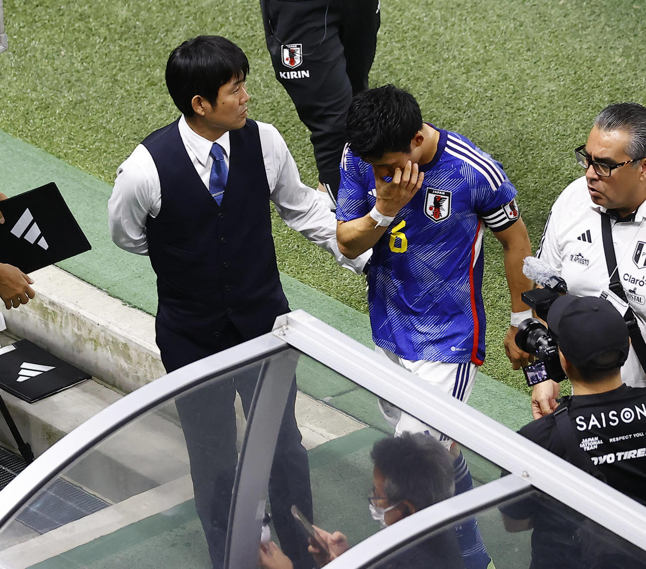 日本対ペルー　前半を終え、遠藤（中央）を迎える森保監督（左）（撮影・藤尾明華）