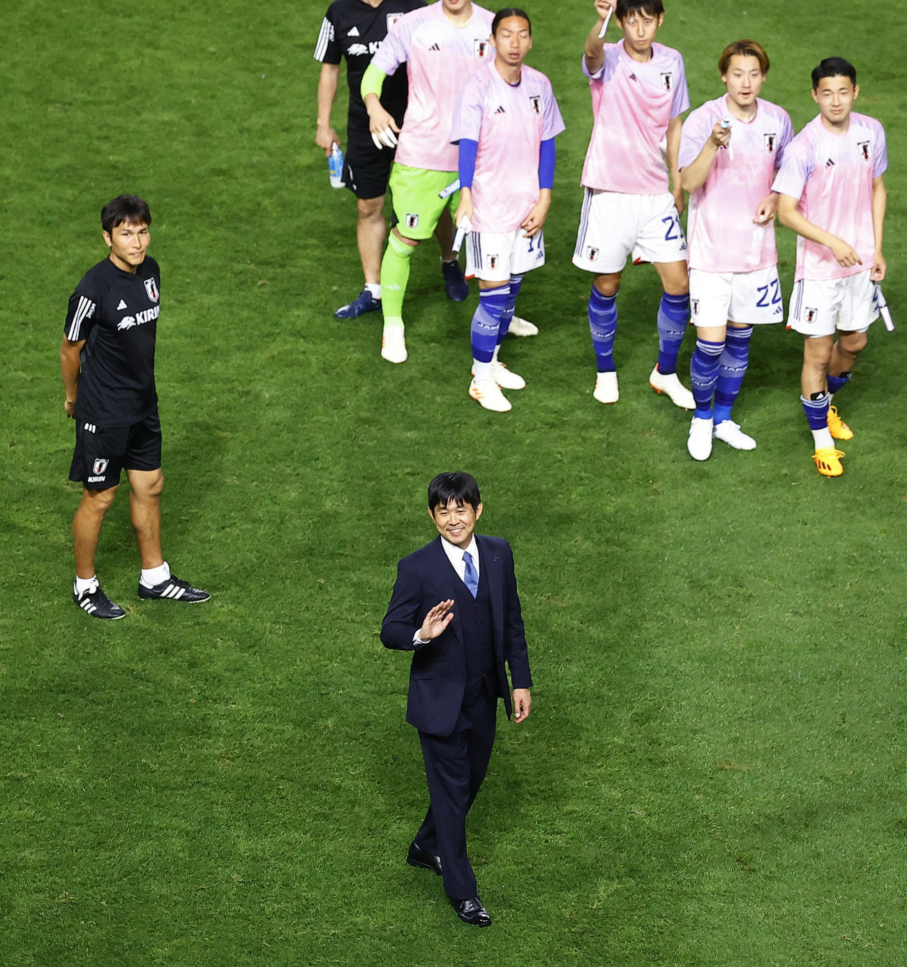 日本対ペルー　試合後、サポーターに手をふる森保監督（撮影・藤尾明華）