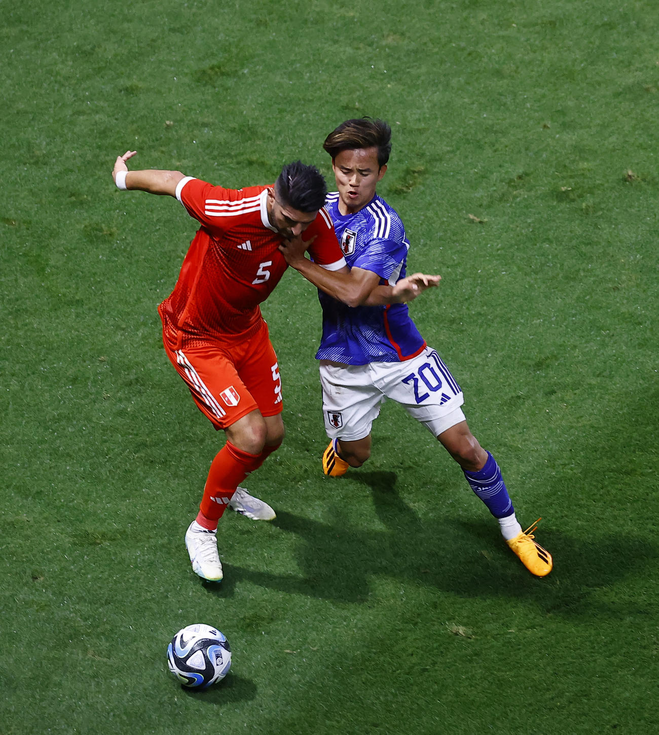 日本対ペルー　後半、サンブラノと競り合う久保（撮影・藤尾明華）
