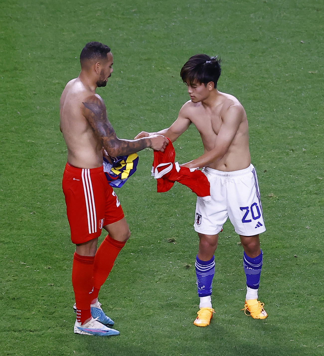 日本対ペルー　試合を終え、久保はカジェンスとシャツを交換する（撮影・藤尾明華）