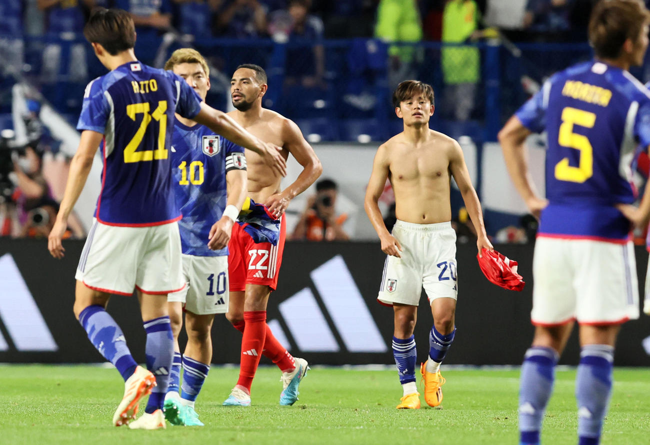 日本対ペルー　試合後、カジェンス（左）とユニホームを交換する久保（撮影・加藤哉）