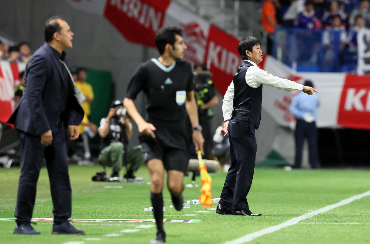 日本対ペルー　ベンチ前から指示を送る森保監督。左はレイノソ監督（撮影・加藤哉）
