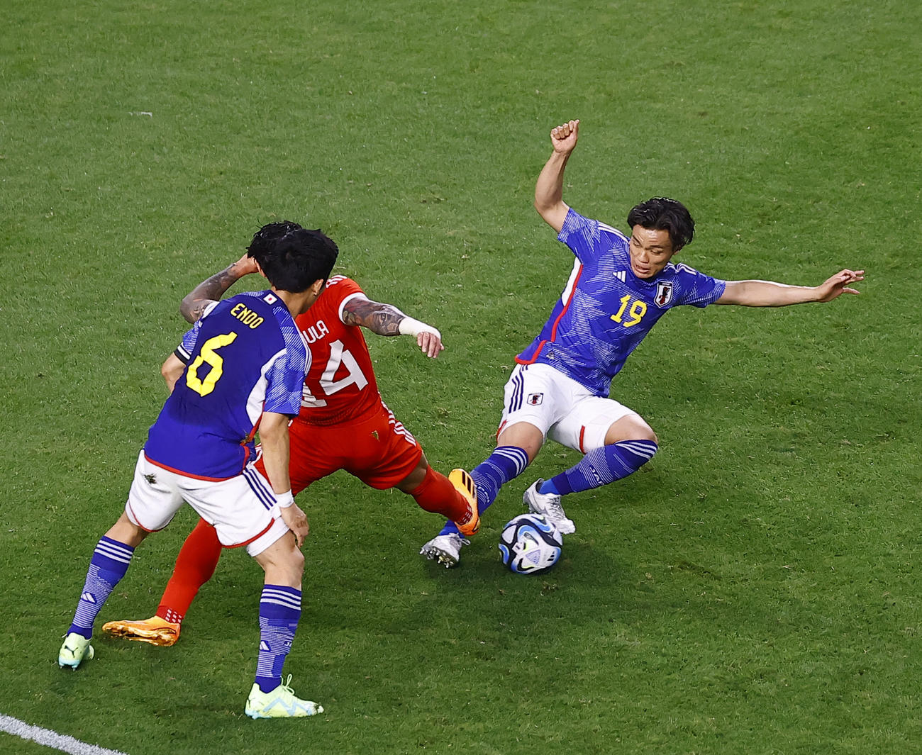 日本対ペルー　日本対ペルー　前半、競り合う旗手怜央（右）（撮影・藤尾明華）