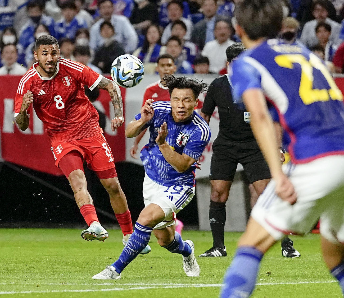 日本―ペルー　前半、相手のシュートを阻む旗手（左から2人目）（共同）