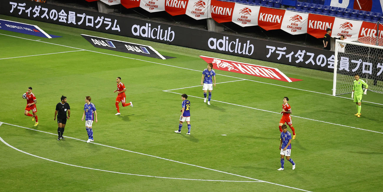 日本対ペルー　後半、失点したGK中村航（右）ら日本の選手たちはリスタートに備える（撮影・藤尾明華）