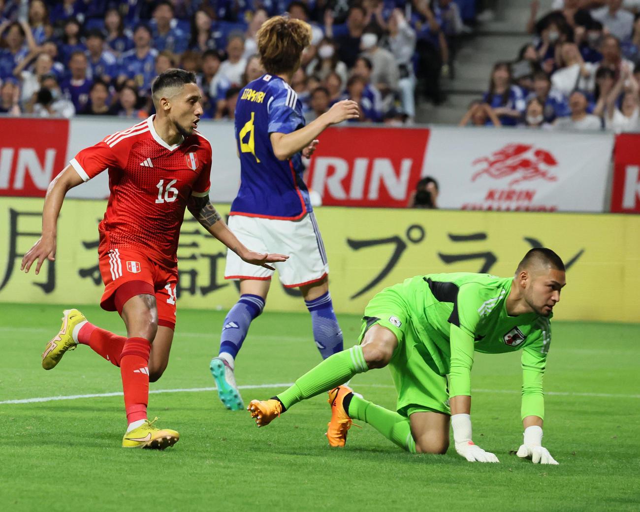 日本対ペルー　後半、ゴンザレスに得点を許したGK中村航（撮影・加藤哉）