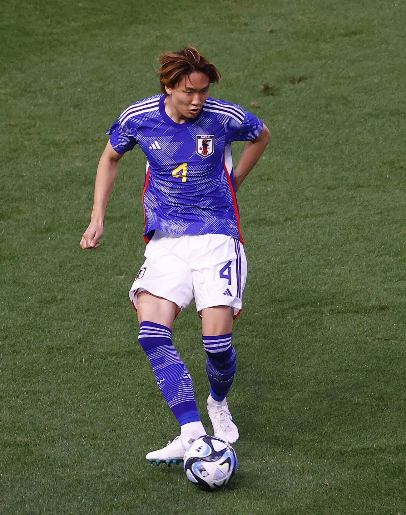日本対ペルー　前半、パスを出す板倉（撮影・藤尾明華