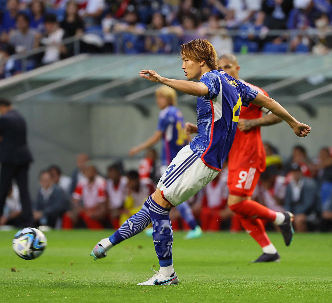 日本対ペルー　前半、パスを出す板倉（撮影・上田博志）