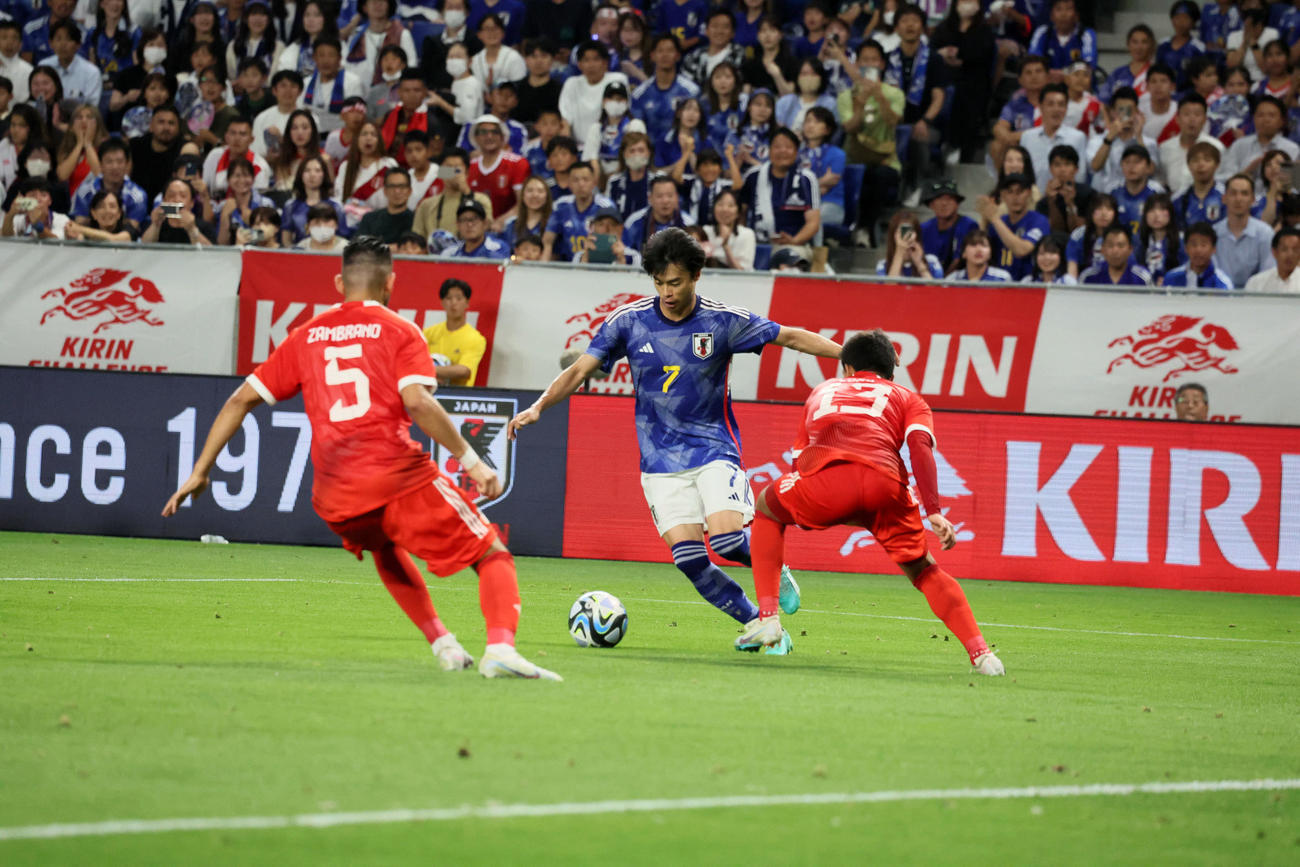 日本対ペルー　前半、ドリブルからゴールを決める三笘（中央）（撮影・加藤哉）