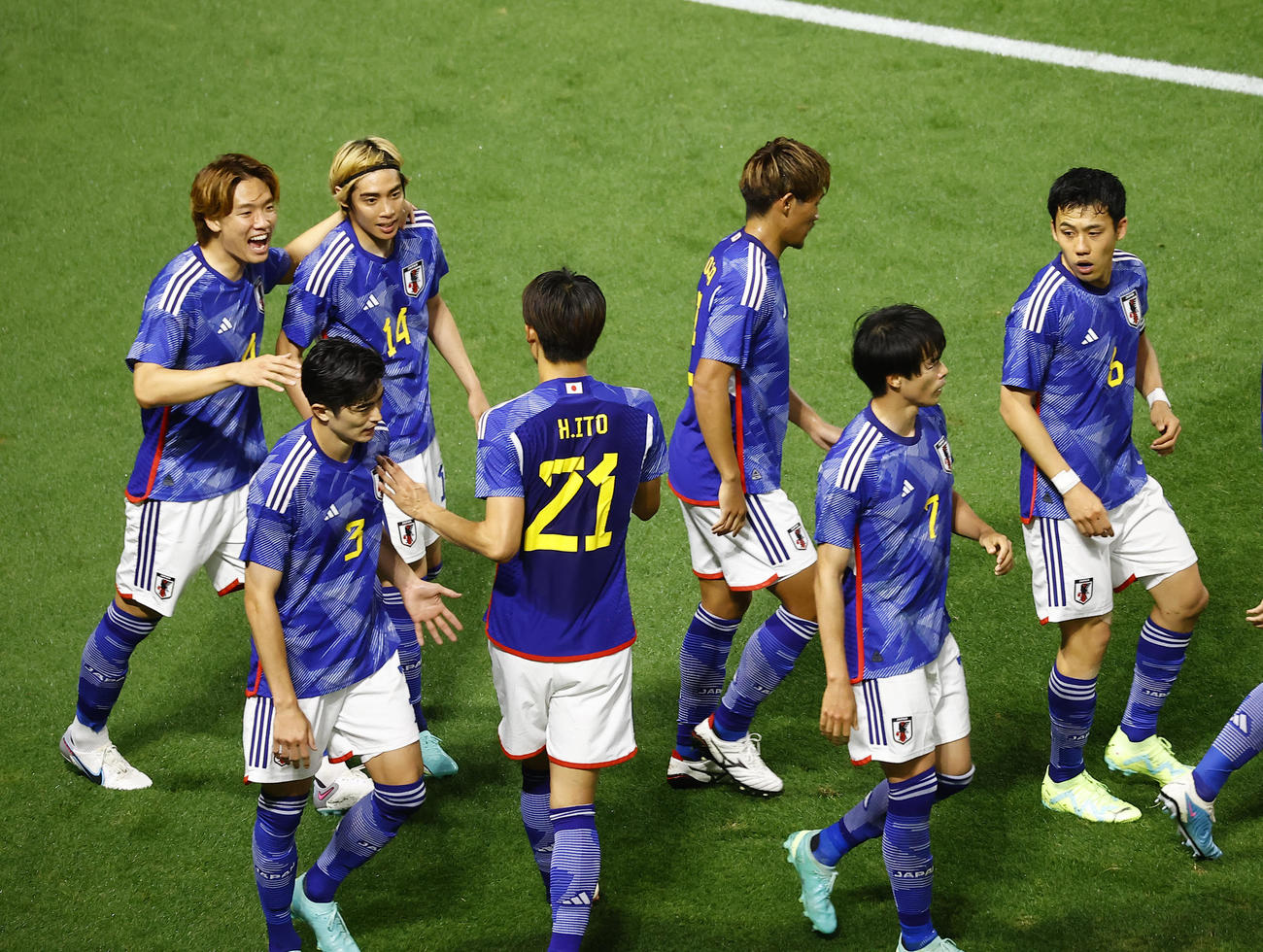 日本対ペルー　後半、追加点を決め、板倉（左端）らから祝福される伊東（左から2人目）（撮影・藤尾明華）