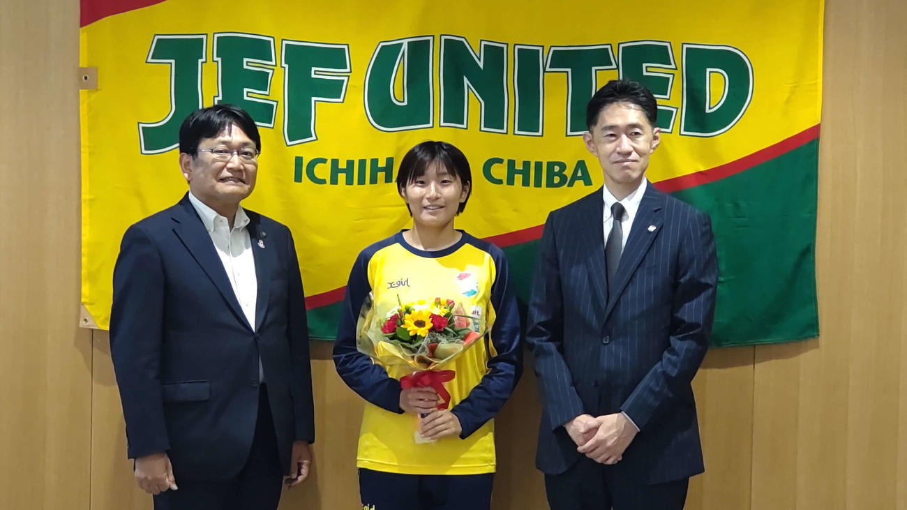 千葉市の神谷市長（左）を表敬訪問したなでしこジャパン千葉玲海菜（右はジェフユナイテッド市原・千葉の島田亮社長）