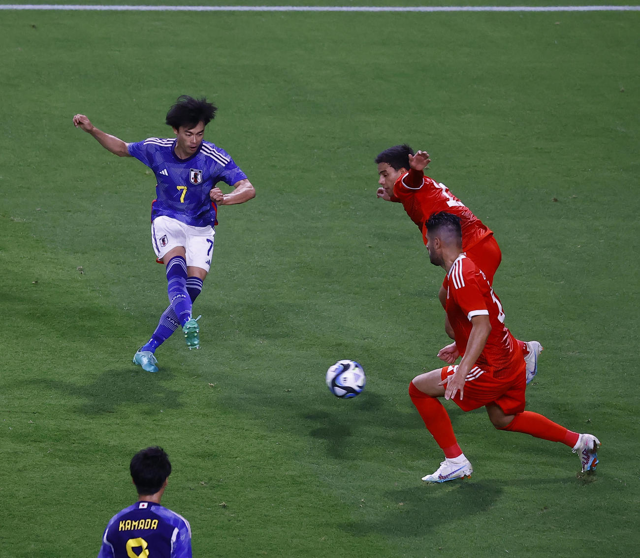 20日の日本対ペルー　前半、ゴールを決める三笘（左）