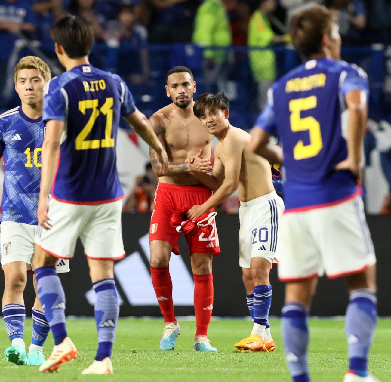 日本対ペルー　試合後、カジェンス（左）とユニホームを交換する久保（2023年6月20日撮影）