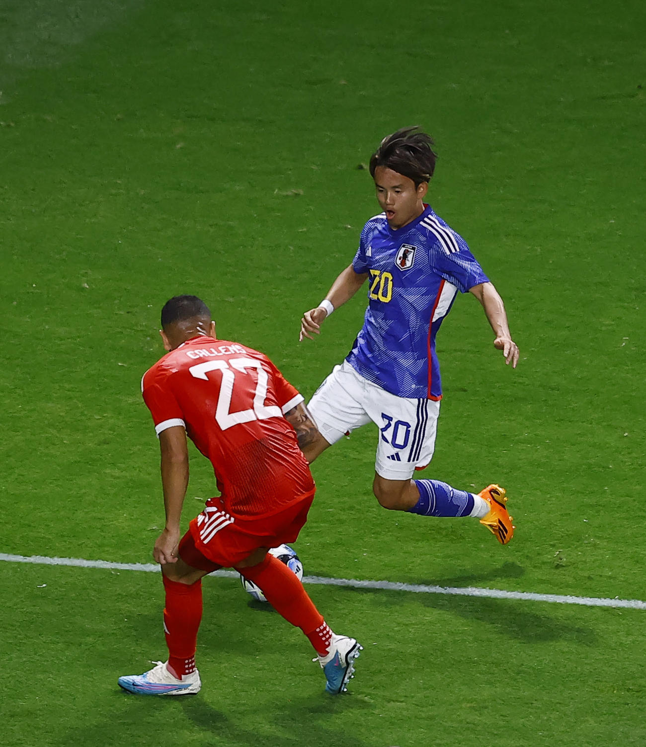 日本対ペルー　後半、ドリブルで攻め込む久保（後方）（撮影・藤尾明華）