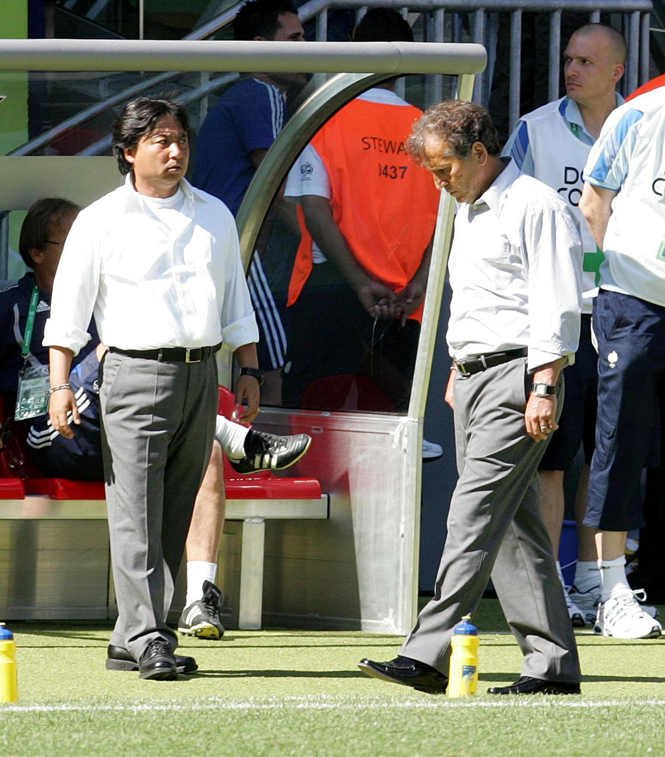 2006W杯ドイツ大会　日本対オーストラリア　後半、オーストラリアに逆転のゴールを許し、ベンチ前でうなだれる日本代表ジーコ監督（2006年6月12日撮影）