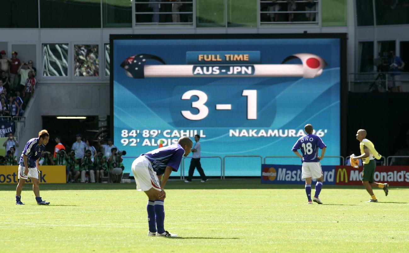 h2006W杯ドイツ大会　日本対オーストラリア　オーストラリアに敗れひざに手を当て悔しがる三都主アレサンドロ（中央）ら日本選手たち（2006年6月12日撮影・パオロ・ヌッチ）