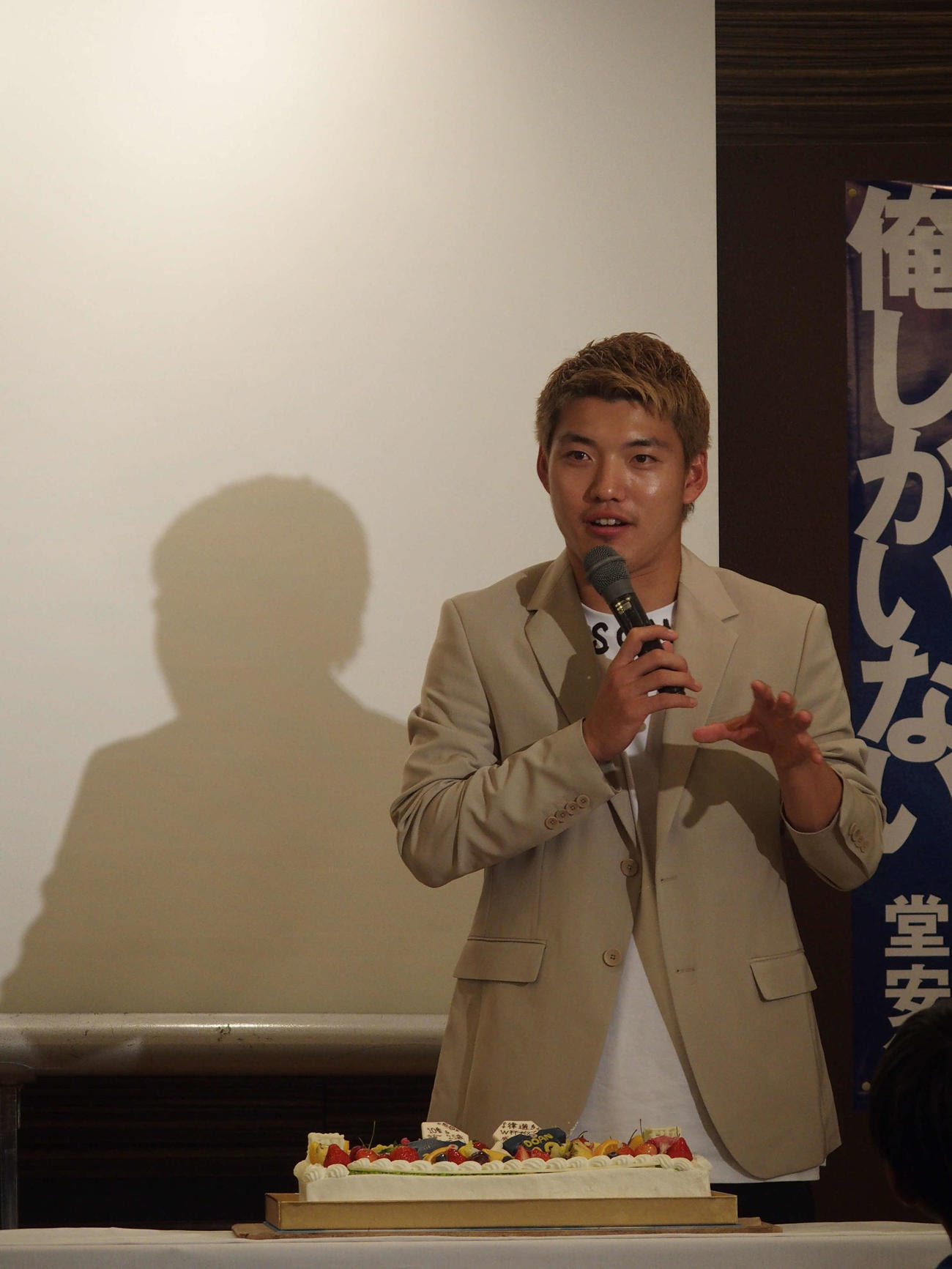 大阪市内行われたイベントでスクール生にメッセージを送る日本代表MF堂安律（撮影・永田淳）