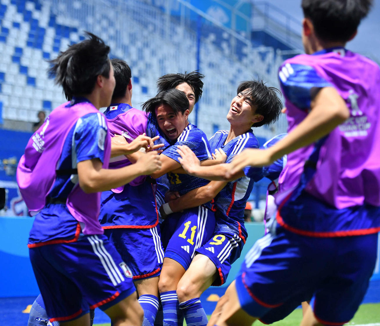 日本対オーストラリア　後半、チーム3点目のゴールを決めた高岡（中央）は仲間と抱き合って喜ぶ（C）2023　AFC