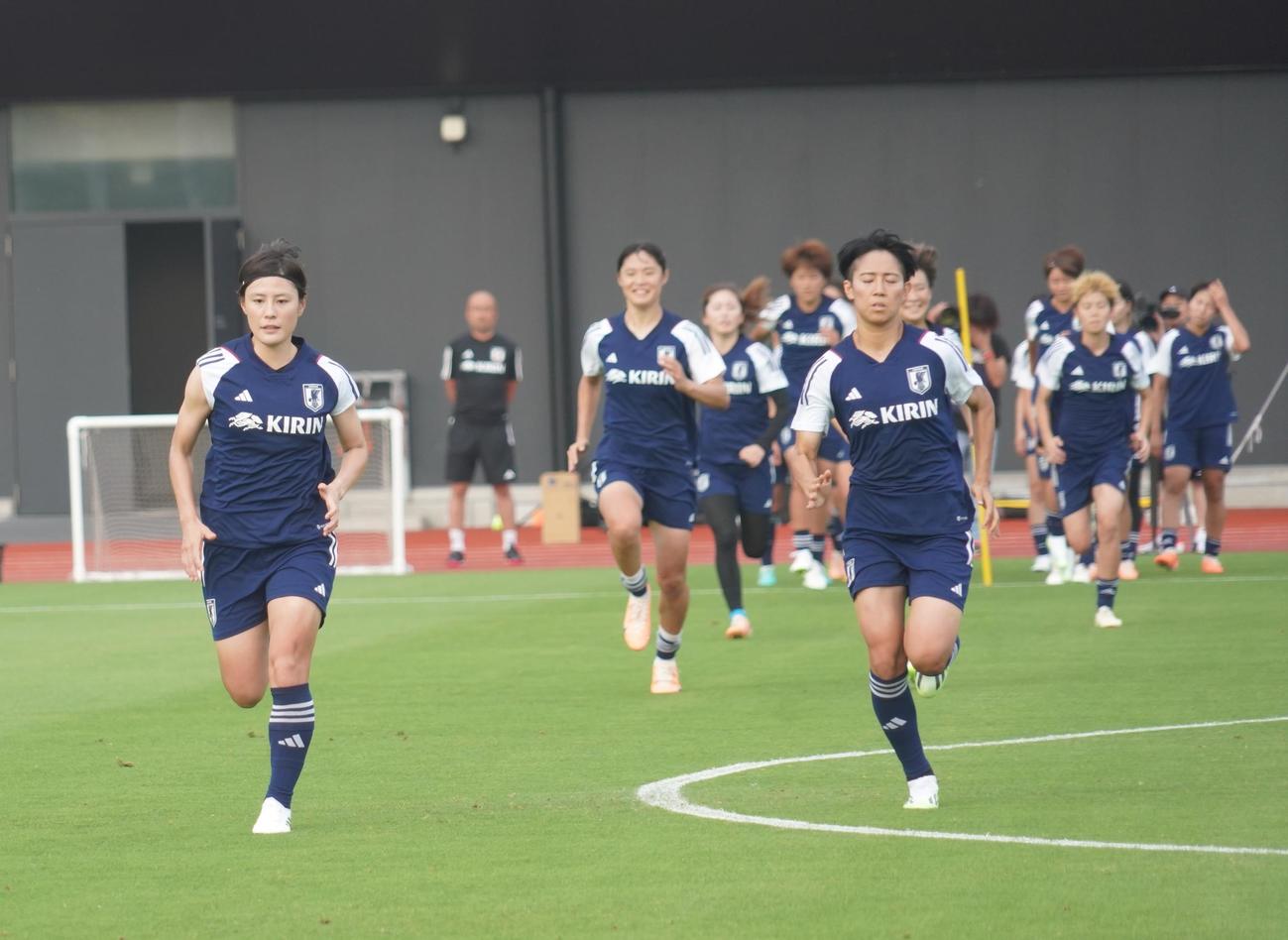 女子W杯オーストラリア・ニュージーランド大会に向けた合宿で、先頭に立ち走る猶本光（左）（撮影・佐藤成）