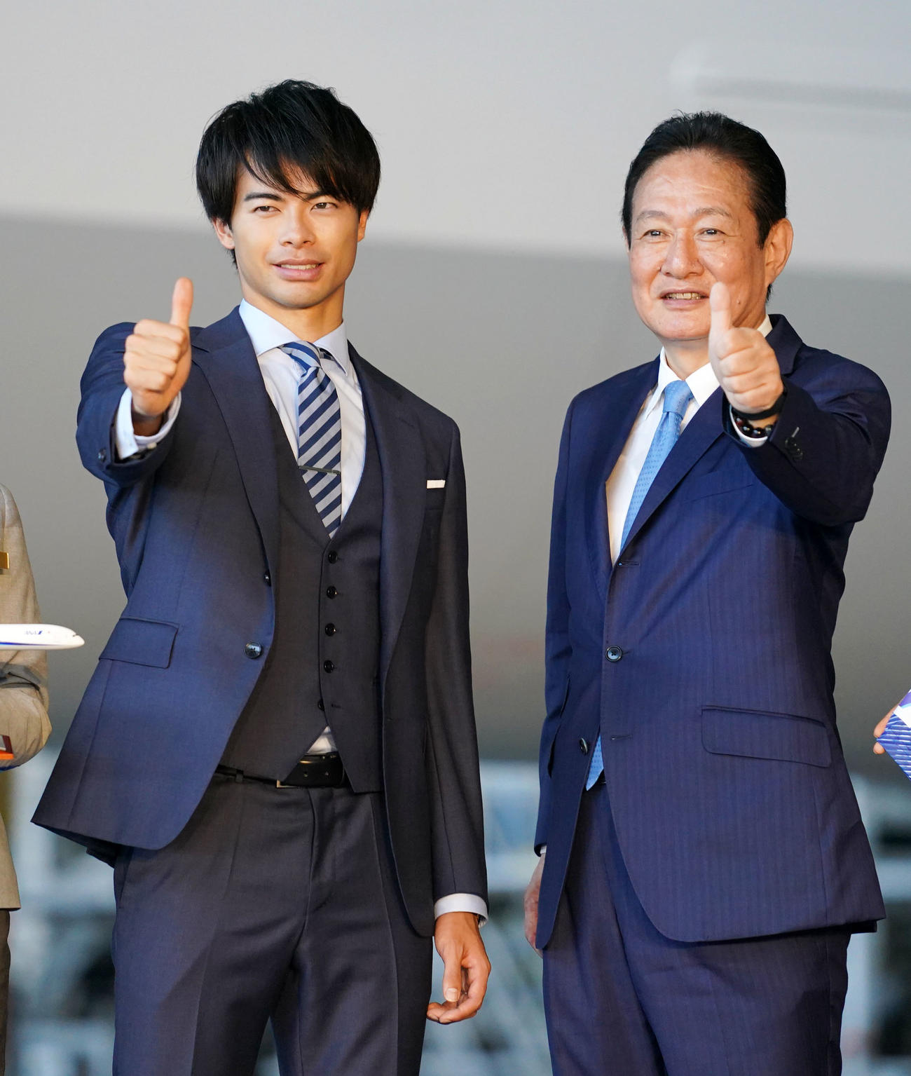 ANAスポンサー契約発表会　サムズアップをする三笘（左）とANA井上慎一社長（撮影・横山健太）