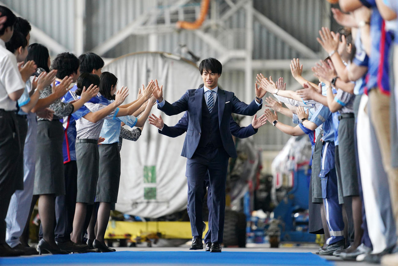 ハイタッチをしてANAスポンサー契約発表会に臨む三笘（撮影・横山健太）